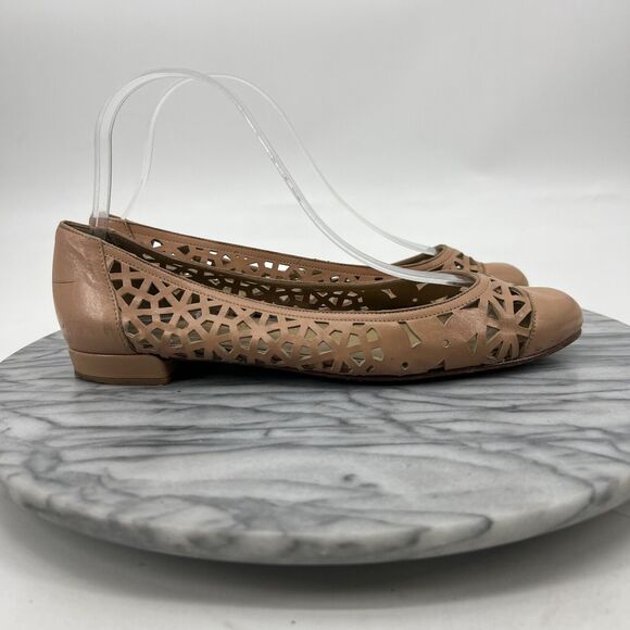 Stuart Weitzman Flats Womens 7.5 Nude Leather Slip On Laser Cut Closed Toe Shoe - Picture 2 of 11